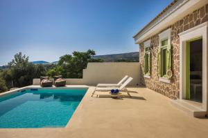 a patio with a swimming pool and a house at Villa Marta in Chavriáta