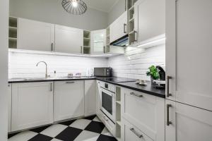 A kitchen or kitchenette at Happy Stay Sopot Monte Cassino 44 B
