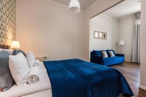 ソポトにあるHappy Stay Sopot Monte Cassino 44 Bのベッドルーム(青いベッド1台、青いソファ付)