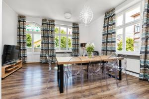 een eetkamer met een tafel en stoelen bij Happy Stay Sopot Monte Cassino 44 B in Sopot +19 foto's