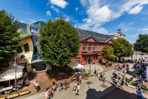 een bovenaanzicht van een straat met wandelende mensen en gebouwen bij Happy Stay Sopot Monte Cassino 44 B in Sopot