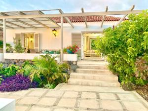przejście prowadzące do domu z pergolą w obiekcie Casa Badana, Exclusiva Casa Privada con Piscina y Vistas al Mar w mieście La Orotava