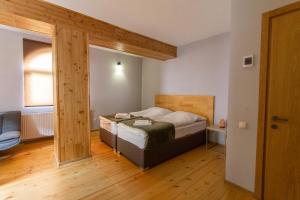 ein Schlafzimmer mit einem Bett in einem Zimmer in der Unterkunft Cors in Mestia in Mestia
