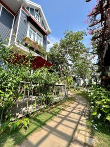 una calle frente a una casa con una valla en Căn Lovely, en Vung Tau 3 fotos más