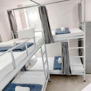 Katil dua tingkat atau katil-katil dua tingkat dalam bilik di Hue nice dorm