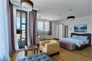 克拉西奇Beachfront villa Pearl of Adria的一间卧室配有一张床、一把椅子和一张沙发