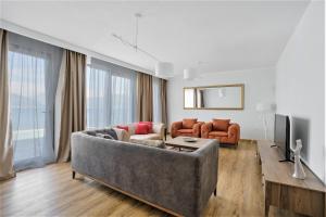 Beachfront villa Pearl of Adria的电视和/或娱乐中心