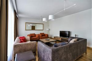 Beachfront villa Pearl of Adria的电视和/或娱乐中心