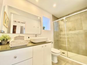 Łazienka w obiekcie Casa Badana, Exclusiva Casa Privada con Piscina y Vistas al Mar