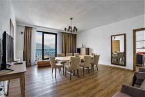 Beachfront villa Pearl of Adria的电视和/或娱乐中心