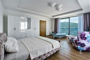 克拉西奇Beachfront villa Pearl of Adria的一间带大床和大窗户的卧室