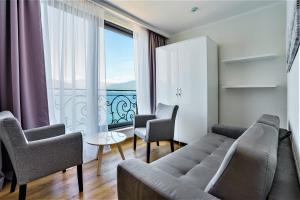 Beachfront villa Pearl of Adria的休息区