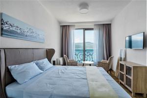 克拉西奇Beachfront villa Pearl of Adria的一间带床且可欣赏海景的酒店房间