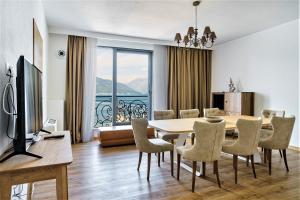 克拉西奇Beachfront villa Pearl of Adria的一间带桌椅和电视的餐厅