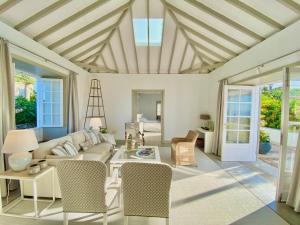 salon z kanapą, stołem i krzesłami w obiekcie Casa Badana, Exclusiva Casa Privada con Piscina y Vistas al Mar w mieście La Orotava