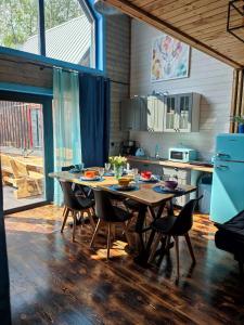 - une cuisine avec une table et des chaises dans la chambre dans l'établissement Ostoja Karkonoska, à Podgórzyn