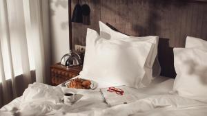einen Teller mit Essen und eine Tasse Kaffee auf dem Bett in der Unterkunft Kass Diamond Resort in Tsalka