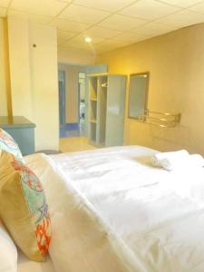 Postel nebo postele na pokoji v ubytování Bluegelatohousekohtao