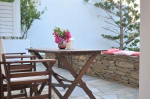 巴特斯欧Afroditi's Garden View的天井上带花瓶的木桌