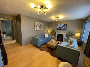een woonkamer met een bank en een tafel bij No50 - 2-bed Boutique Apartment - Hosted by Hutch Lifestyle in Leamington Spa