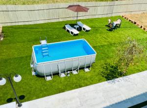 einen Blick über einen Pool im Hof in der Unterkunft Gazonia Family Estate in Skala