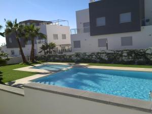 uma piscina em frente a um edifício em Marinamed Residential Villa Sea View em Orihuela Costa