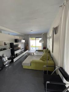 um quarto com uma cama e uma sala de estar em Magnifico chalet con piscina em Vallesa de Mandor