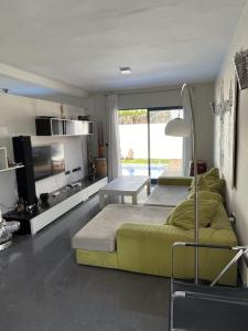 um quarto com uma cama, uma televisão e uma mesa em Magnifico chalet con piscina em Vallesa de Mandor