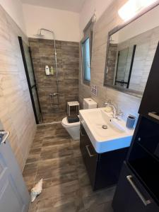 Kúpeľňa v ubytovaní Comfy Kourouta Apartment & Suite