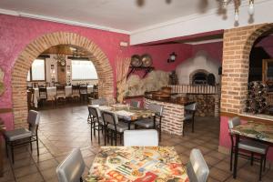 Hotel Un lugar en la Vecilla في Dueñas: مطعم مع صالة طعام مع طاولات وكراسي