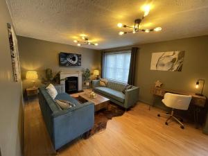 ein Wohnzimmer mit 2 Sofas und einem Tisch in der Unterkunft No50 - 2-bed Boutique Apartment - Hosted by Hutch Lifestyle in Leamington Spa