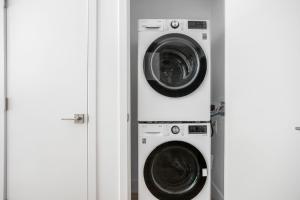 a washing machine and a dryer in a closet at Brentwood 1br w gym rooftop nr shops bars LAX-1076 in Los Angeles