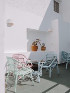 un grupo de sillas y una mesa en una habitación en Hostal Las Gaviotas del Cabo, en San José
