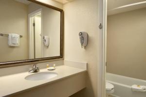 Kopalnica v nastanitvi Days Inn by Wyndham Cocoa Beach Port Canaveral