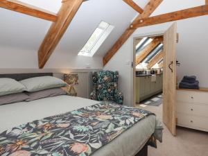 1 dormitorio con cama y ventana en The Coach House at Thorn Farm, en Exeter