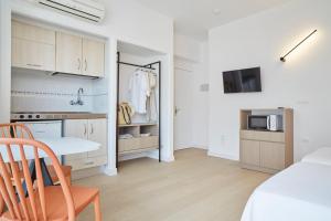 A kitchen or kitchenette at Excelsior Estudios & Apartamentos