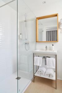 a bathroom with a sink and a shower at Excelsior Estudios & Apartamentos in San Antonio