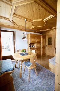 una sala da pranzo con tavolo e sedie in legno di Jordis a Vandans