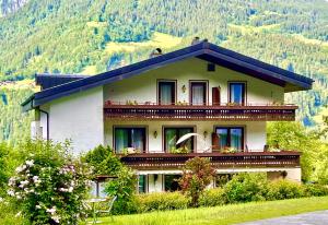ein Haus auf einem Hügel mit Bergen im Hintergrund in der Unterkunft Jordis in Vandans
