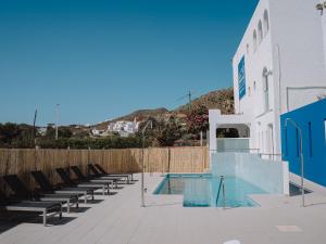 una piscina frente a un edificio en Hostal Las Gaviotas del Cabo, en San José