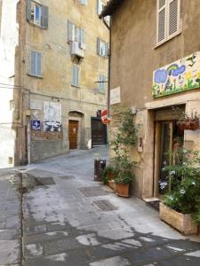 een lege straat in een steeg met gebouwen bij Appartamento Viola 27 in Perugia