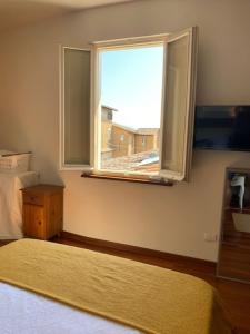 een slaapkamer met een bed en een raam bij Appartamento Viola 27 in Perugia