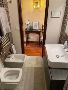 een badkamer met een toilet en een wastafel bij Appartamento Viola 27 in Perugia