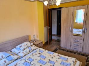 ザラカロシュにあるBalázs Apartmanのベッドルーム1室(ベッド1台、ドレッサー付)