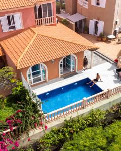 una vista aérea de una piscina en una casa en Duque Nest Hostel, en Adeje