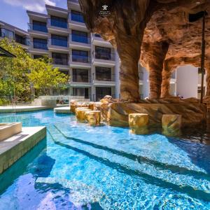una piscina en un hotel con un complejo en Phuket Emerald Beach Resort, en Karon Beach