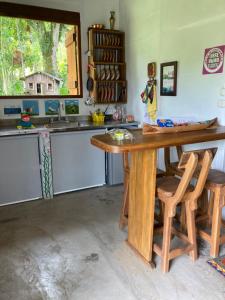 cocina con mesa de madera y fregadero en La Cabaña Encantada, en Támesis