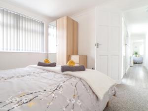 1 dormitorio con 1 cama grande y paredes blancas en Apple Tree Bungalow en Redruth