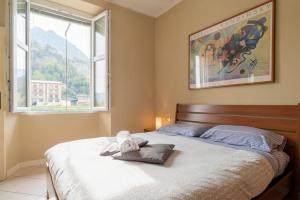 um quarto com uma cama com uma toalha em River Apartment - Affitti Brevi Italia em Lecco