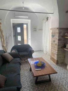 Ein Sitzbereich in der Unterkunft Cozy stone built apartment in Nénita!
